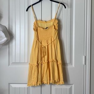The cutest yellow dress. 🌻